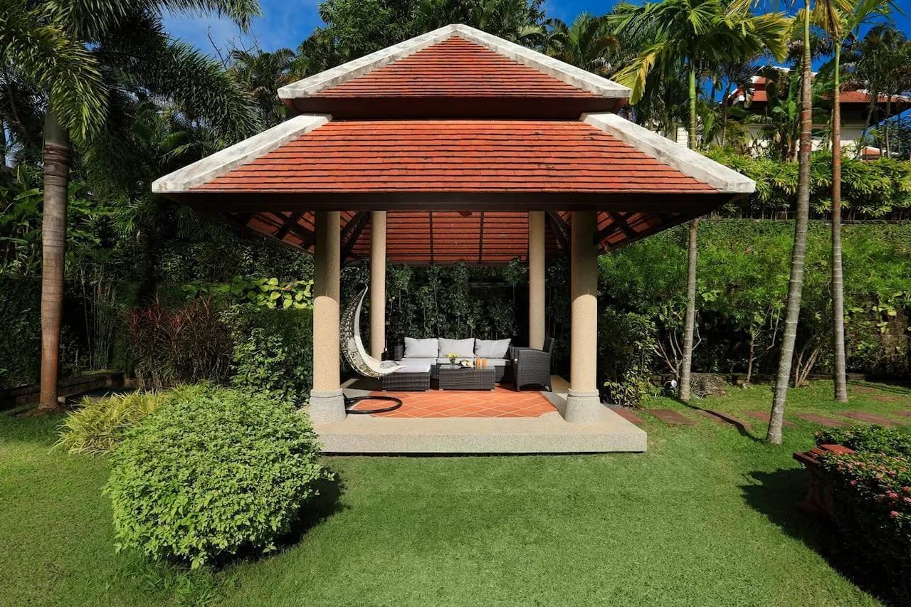 Luxury 4 bedrooms villa with private pool villa in Naiharn — Photo 1