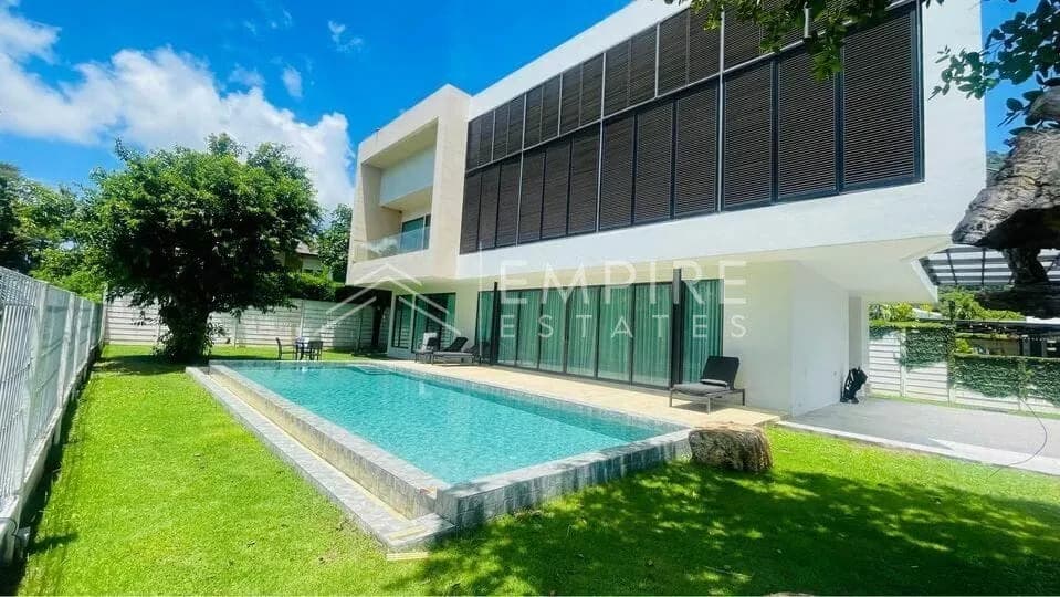 Luxury 4 bedroom villa with private pool for rent in Phuket — Photo 1