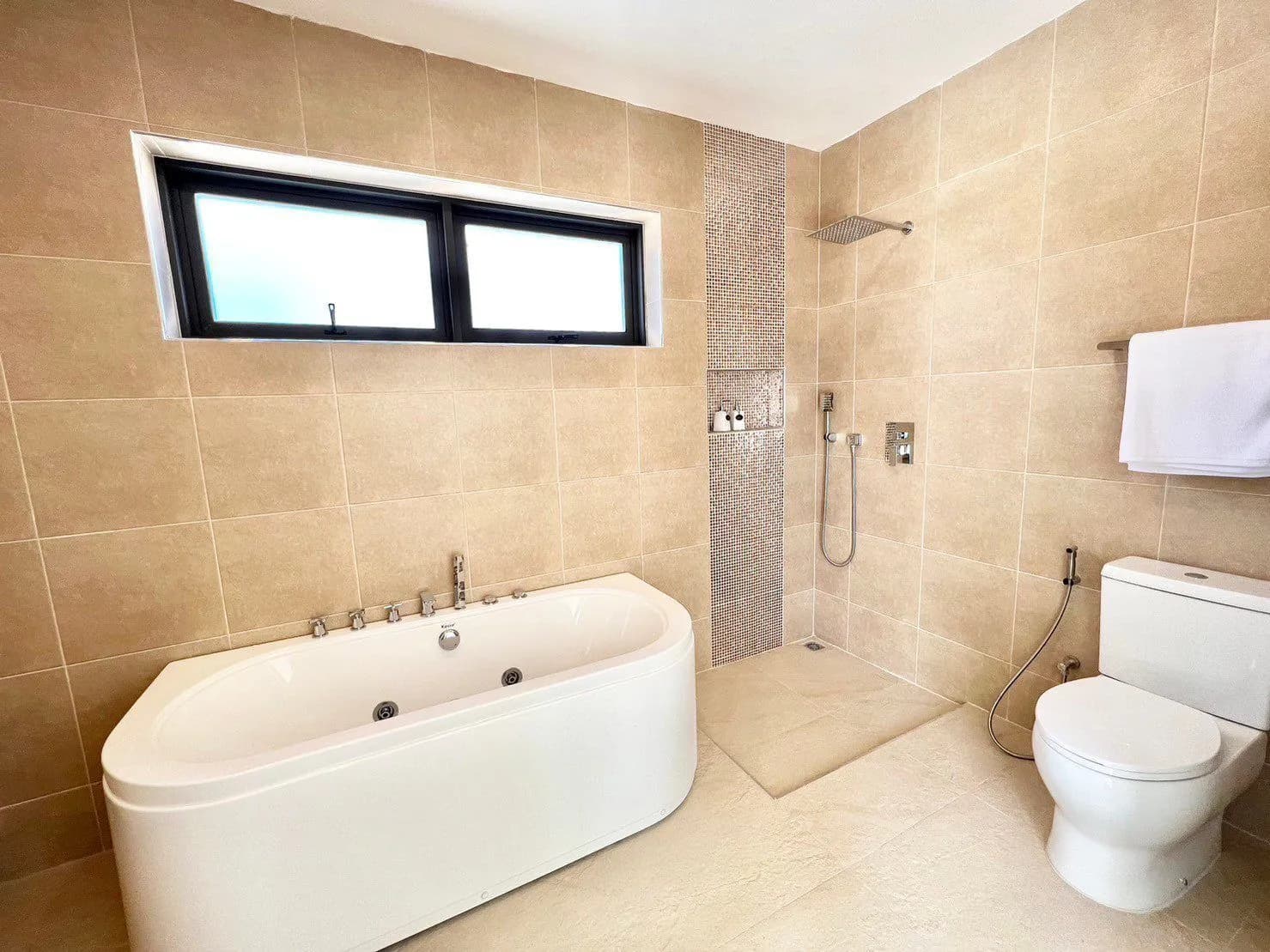 Luxury 4 bedrooms villa for rent in Choeng Thale — Thumbnail 3