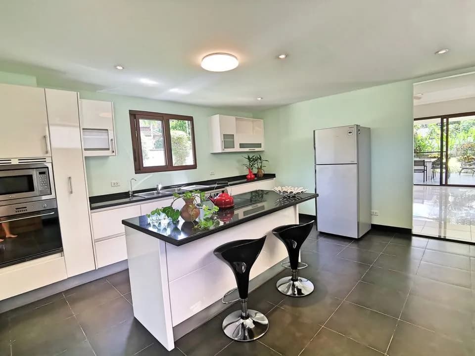 Large garden 5 bedrooms villa for rent in Thalang — Thumbnail 9