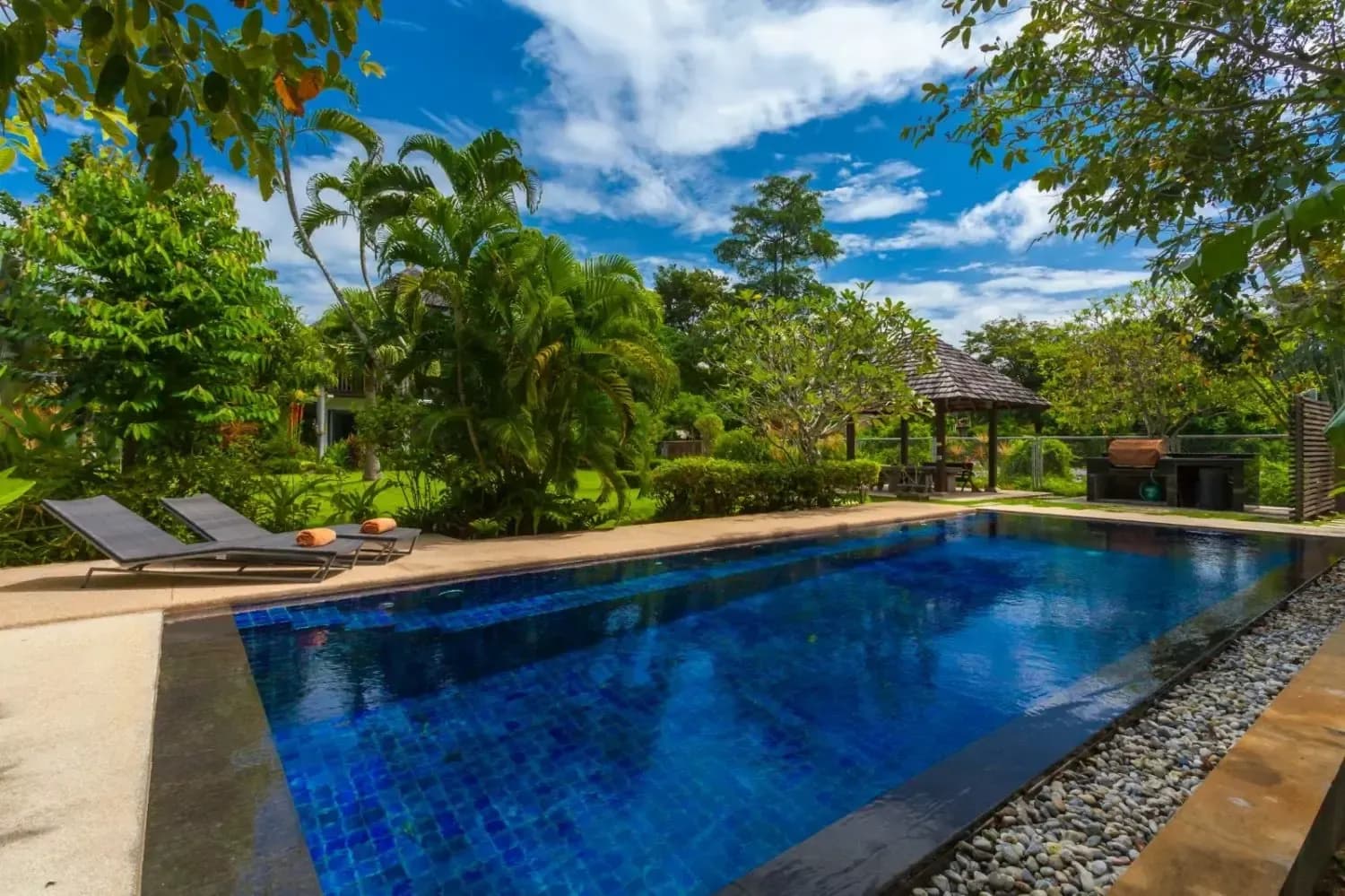 Private Pool Villa For Rent, walking distance to the beach, Choeng Thale,  Phuket — Photo 1