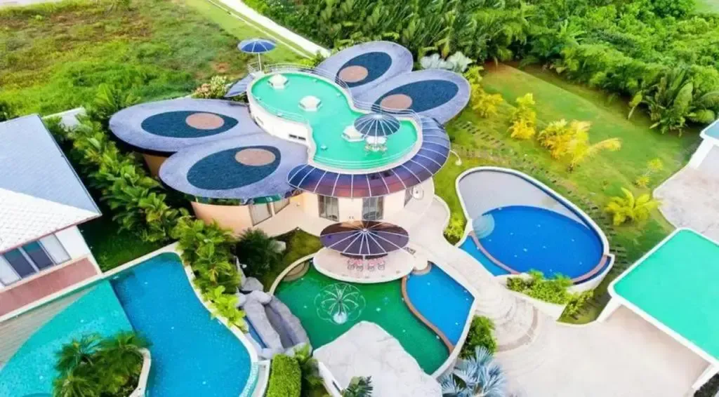 4-Bedroom Villa with Mountain Views in Ban Tha Maphrao, Phuket — Photo 1