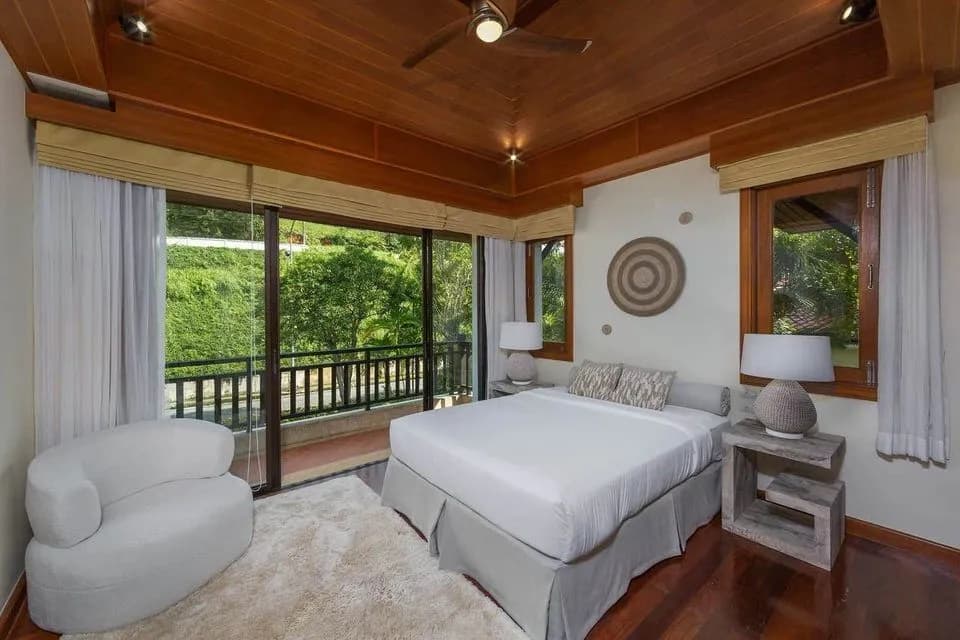 Luxurious 4-bedroom pool 200 villa for rent with a stunning lake view in the Bang Tao area — Photo 1