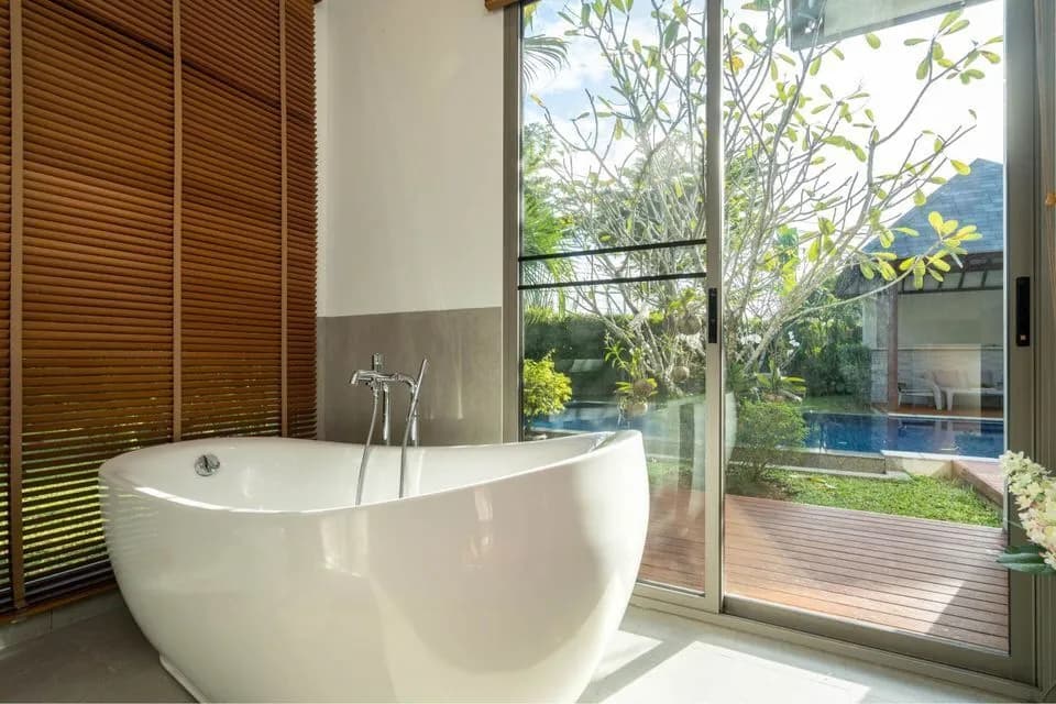 Elegant 4-Bedroom Villa in Cherngtalay, Phuket – Long-Term Lease with Full Services — Thumbnail 5