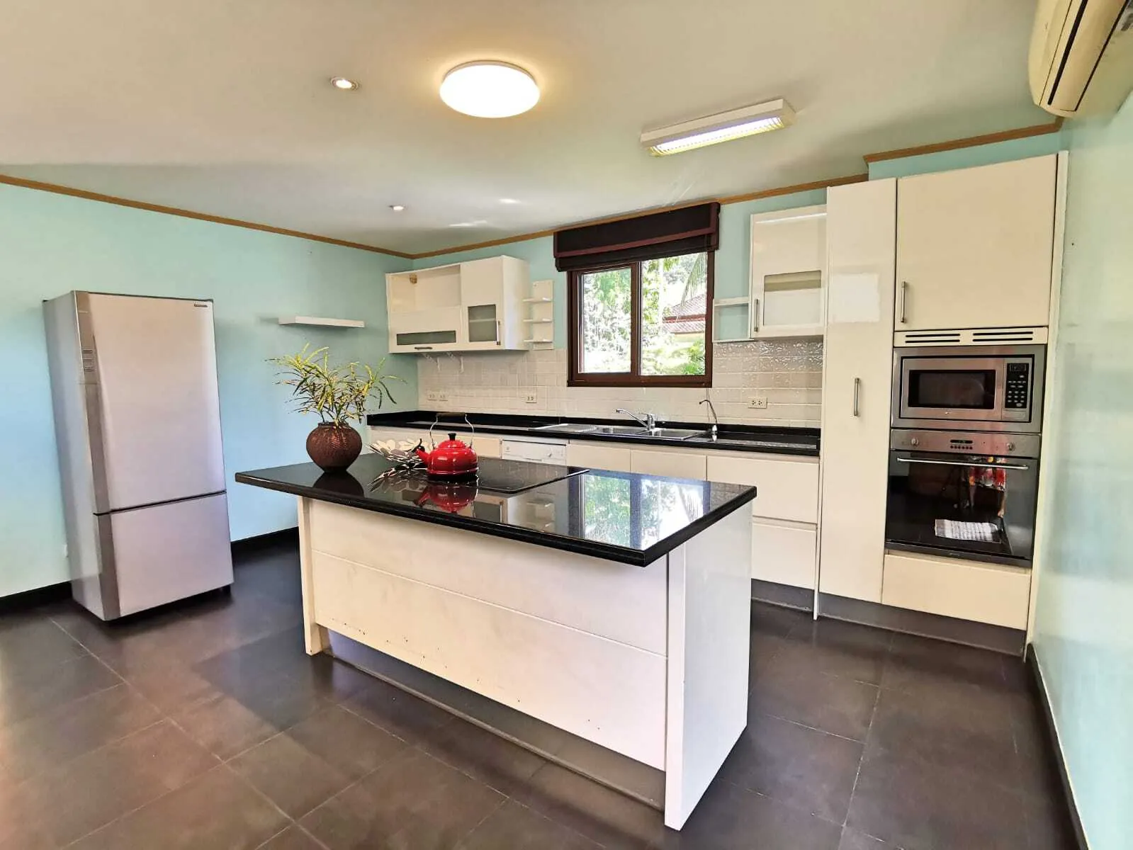 Spacious 7-Bedroom Villa with Private Pool and Large Garden in Thalang — Thumbnail 3