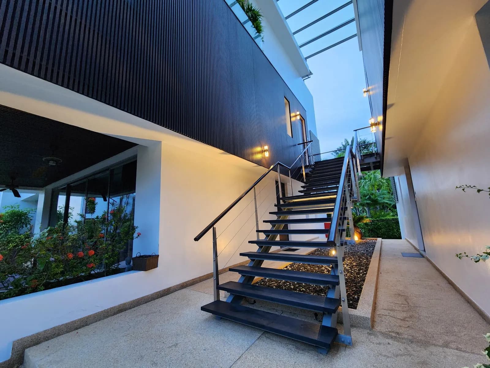 Luxury Fully Furnished Family Duplex Penthouse with Pool & Garden Views — Thumbnail 5